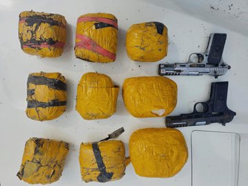 BhawaniPallavi's tweet image. #BSF का बड़ा एक्शन! पंजाब बॉर्डर पर 5 तस्कर दबोचे, ड्रोन, पिस्तौल और 5.5 किलो हेरोइन बरामद!
 
पाक समर्थित नेटवर्क पर करारा वार! 🇮🇳

#BSFDroneSlayers 
#DrugsFreeIndia 
#BSFAgainstDrugs 
#WinNordBuds3r 
#AlertBSF