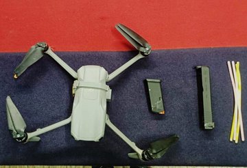 BhawaniPallavi's tweet image. #BSF का बड़ा एक्शन! पंजाब बॉर्डर पर 5 तस्कर दबोचे, ड्रोन, पिस्तौल और 5.5 किलो हेरोइन बरामद!
 
पाक समर्थित नेटवर्क पर करारा वार! 🇮🇳

#BSFDroneSlayers 
#DrugsFreeIndia 
#BSFAgainstDrugs 
#WinNordBuds3r 
#AlertBSF