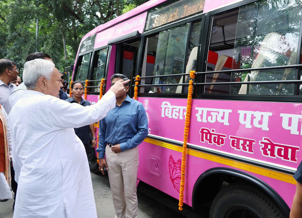 officecmbihar's tweet photo. माननीय मुख्यमंत्री श्री नीतीश कुमार जी ने आज बिहार राज्य पथ परिवहन निगम की 1065 बसों में ई-टिकटिंग सुविधा का शुभारंभ किया तथा द्वितीय चरण में नई 80 पिंक बसों का लोकार्पण किया। इन बसों में केवल महिलाएं ही यात्रा कर ��केंगी। https://t.co/KeeHr2olDI