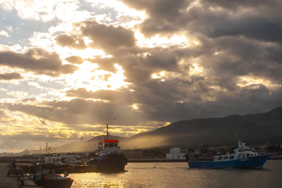 ATENCIÓ ENTORN DEL DELTA DE L'EBRE I GOLF DE ST.JORDI !
<a href="/AEMET_Cat/">AEMET_Cataluña</a> publica avís vermell a partir de les 15 h.
<a href="/meteocat/">Meteocat</a> en pocs minuts, elevarà l'avís taronja a vermell.
Es tracta de tempestes erràtiques però, que localment poden ser torrencials. Màxima precaució <a href="/emergenciescat/">Protecció civil</a>