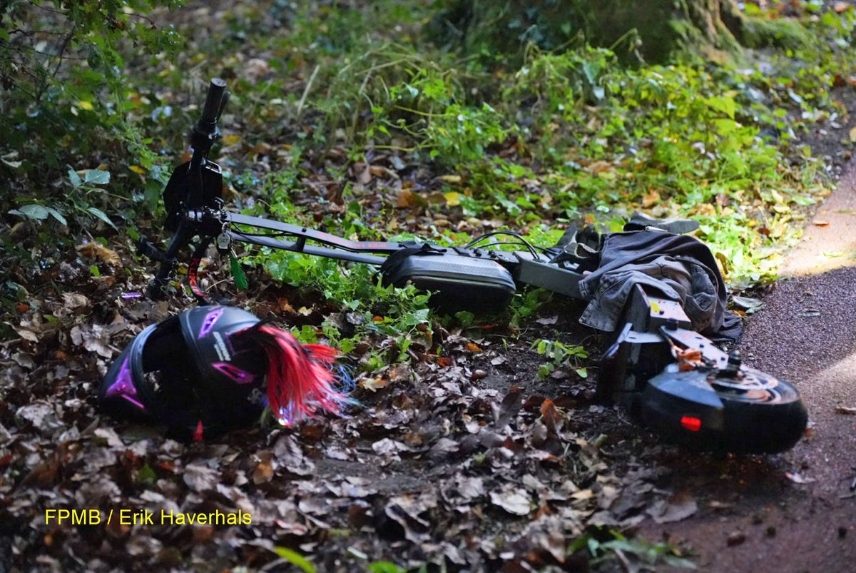 Speedstepper knalt op auto na wilde rit