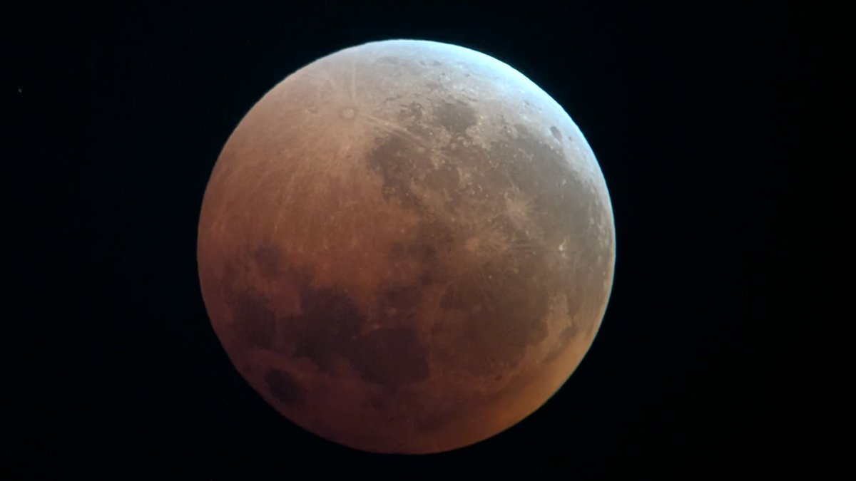 MaximilianMieth's tweet photo. Der @Tagesspiegel hat mein Bild von #Blutmond veröffentlicht. Danke! Ich Stelle hier noch ein paar Bilder ein. #Mondfinsternis https://t.co/MtTCq28KAz