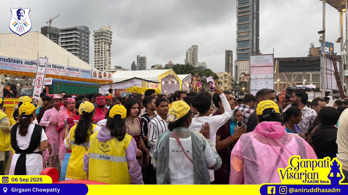At Girgaon Chowpatty, #AADM #DisasterManagement Volunteers managed large crowds efficiently, making #AnantChaturdashi Visarjan safe and orderly for all  devotees.
#AniruddhaBapu
