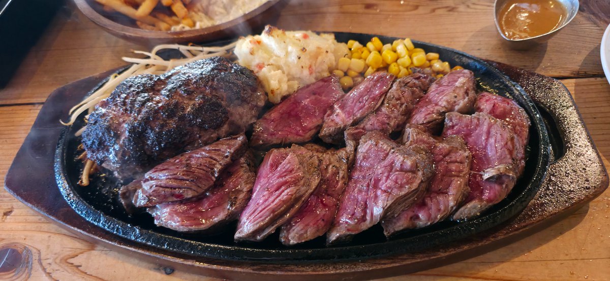 プラチナ🐳ご飯投稿企画第8弾🤣

神奈川の愛川町にある
【ステーキレストラン スタンプ】さん
学生時代に自転車🚴‍♀️で行ったのが懐かしいです。😊

ハラミステーキとハンバーグのセット
とてもとても美味しかったです！

そういえば、学生時代に
生徒会副会長やってたのも懐かしい思い出です🤣