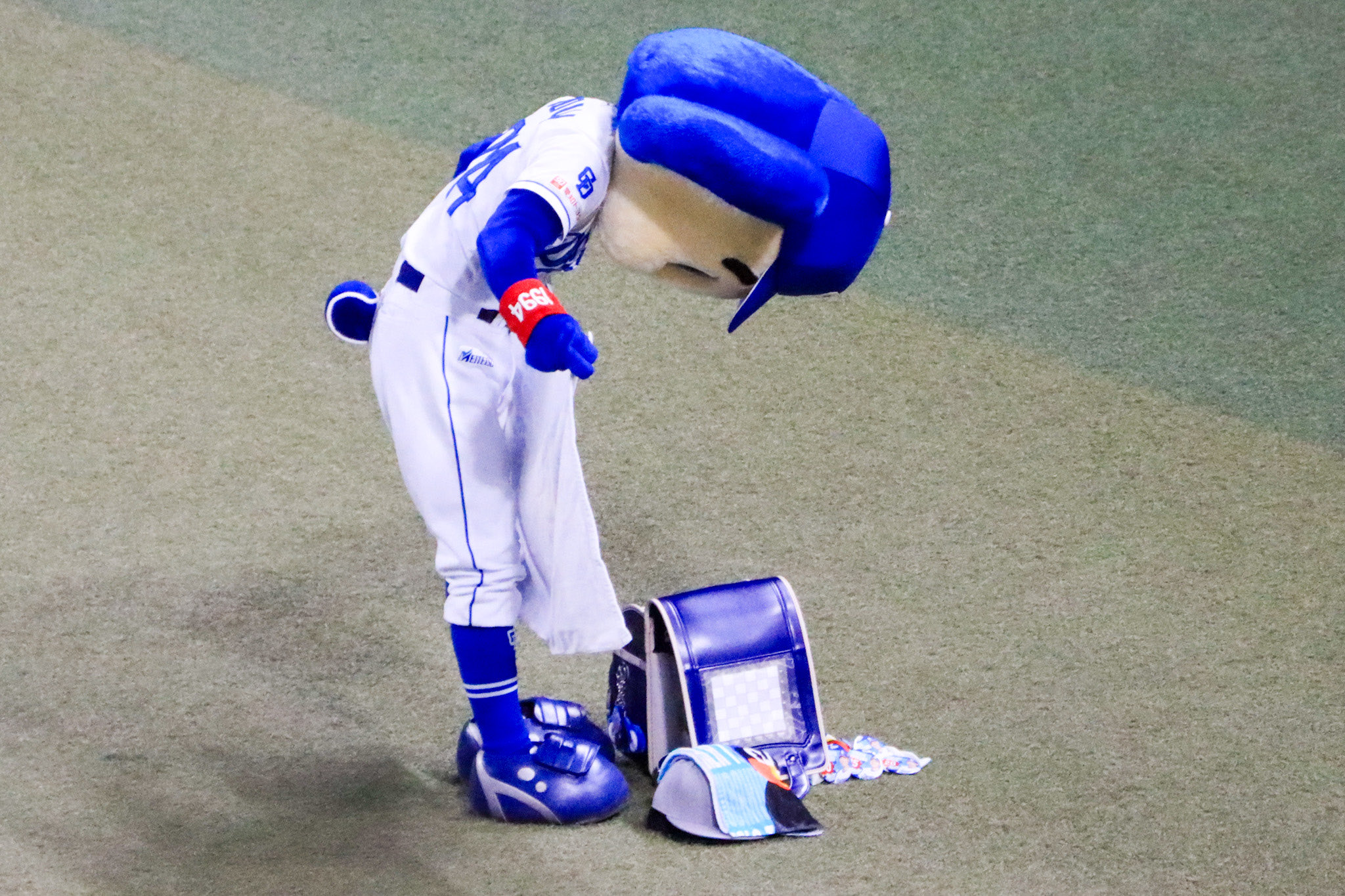 つばくろう 2024/6/8 フレップがつば九郎バズーカキャッチにチャレンジ