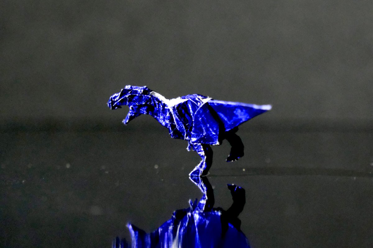 ボツにした黒背景バージョンです。
かっこよさと見やすさは両立しない...
#折り紙　#origami