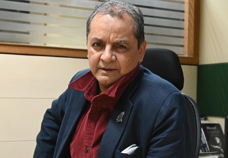 amankrmedia's tweet photo. बिहार चुनाव की आहट के बीच पिछले एक सप्ताह से वरिष्ठ पत्रकार संकर्षण ठाकुर याद आ रहे थे । आज उनके अचानक जाने की खबर ने मन दुखी कर दिया । आप सदा याद रहेंगे सर , आने वाली पीढ़ियों से हम गर्व से कह सकेंगे कि हमने संकर्षण ठाकुर को देखा था और उनसे सीखा था । विनम्र श्रद्धांजलि https://t.co/1gZ9i7EZCe