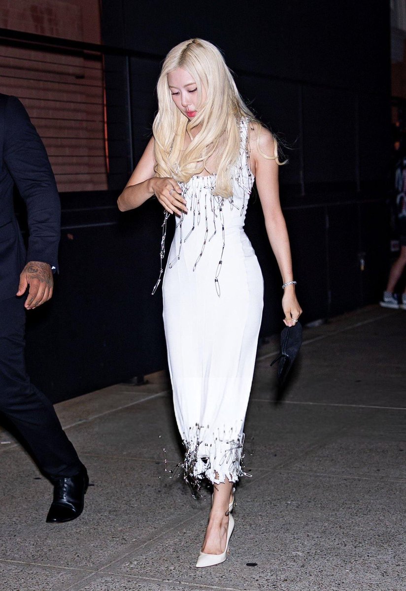 she went from wearing pajamas for her first vma after party to this fcking serve 😭
