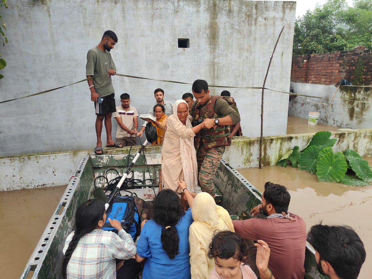 On the Ground Locals are really appreciating the efforts of the Indian Army, Here are the Some of Key Points as follows:
🚁 IAF winched out 38 Army &amp; 10 BSF personnel from Dera Baba Nanak; 46 civilians evacuated &amp; 750 kg relief airdropped in Pathankot.
👩‍🏫 381 students &amp; 70