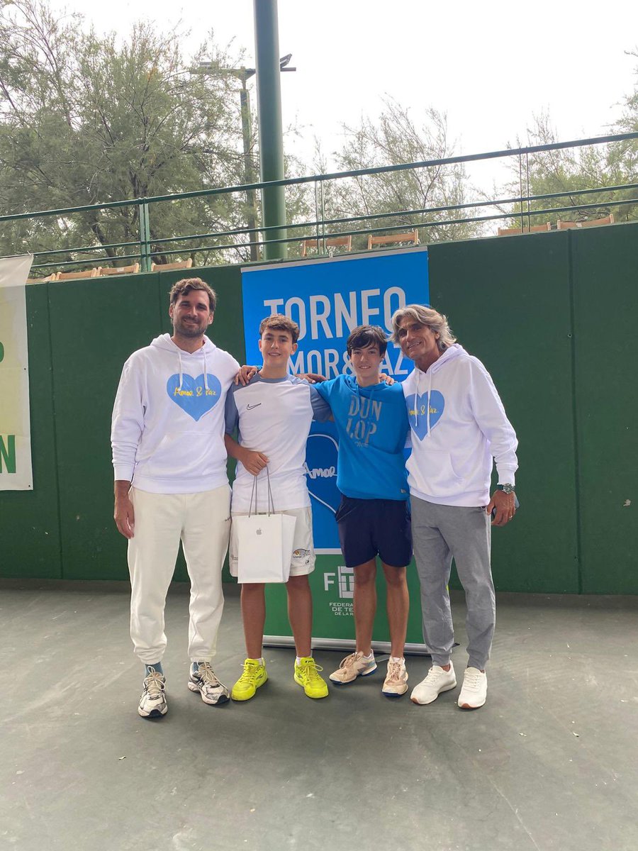 FNTenis's tweet photo. ✌️ TORNEO AMOR Y PAZ

🎾 Lucas Sanz, Iñigo Rezusta, Leyre González y Sara Orradre, capitaneados por Iosu Gómez, han participado en una nueva edición del torneo, que tiene como objetivos:

1️⃣ generar un ambiente deportivo y de amistad
2️⃣ favorecer el bienestar mental y emocional https://t.co/URFukmo4oO