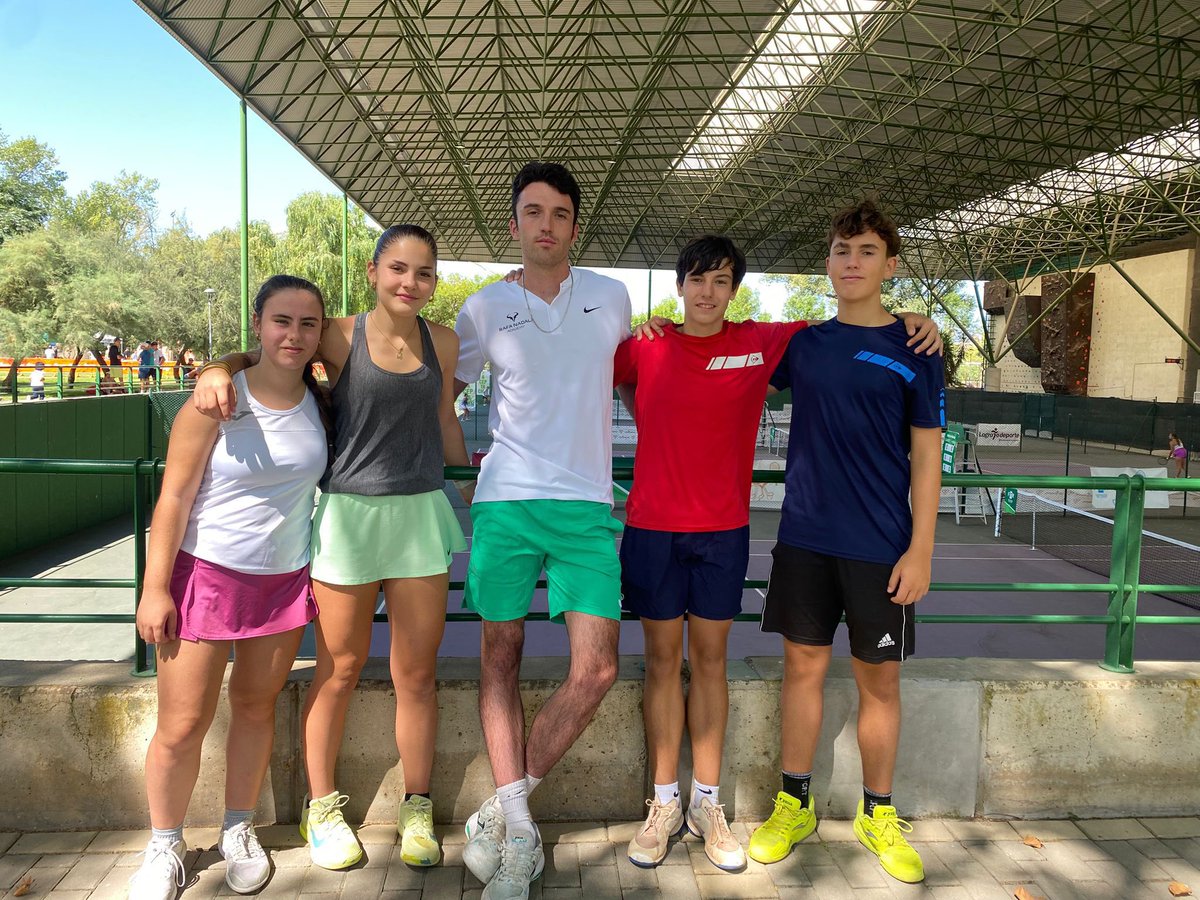 FNTenis's tweet photo. ✌️ TORNEO AMOR Y PAZ

🎾 Lucas Sanz, Iñigo Rezusta, Leyre González y Sara Orradre, capitaneados por Iosu Gómez, han participado en una nueva edición del torneo, que tiene como objetivos:

1️⃣ generar un ambiente deportivo y de amistad
2️⃣ favorecer el bienestar mental y emocional https://t.co/URFukmo4oO
