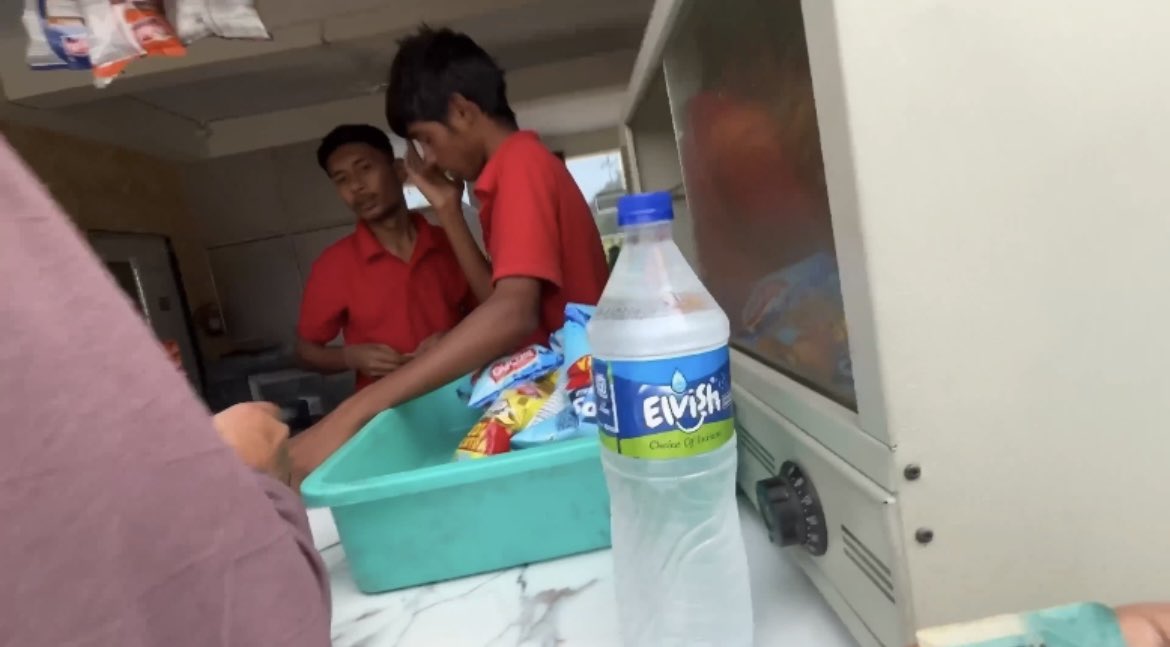 jsktravelogue's tweet photo. ठेकेदारो की मनमानी कब बंद होगी ?
PF No. 1 , Govindpuri Railway station पर Elvish और Health plus Brand का पानी 20 रुपये में बेचा जा रहा है।
@RailMinIndia @RailMinIndia
Licencee पर कार्यवाही करके सही मूल्य पर बेचना सुनिश्चित किया जाये
#railneerscam #IndianRailways #irctc https://t.co/Rg1uuSmpVB