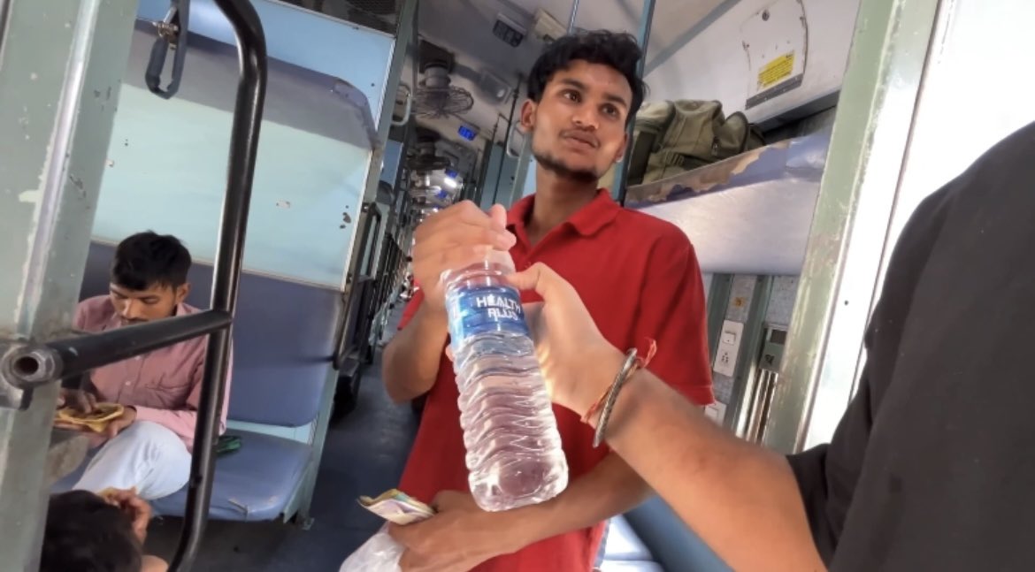 jsktravelogue's tweet photo. ठेकेदारो की मनमानी कब बंद होगी ?
PF No. 1 , Govindpuri Railway station पर Elvish और Health plus Brand का पानी 20 रुपये में बेचा जा रहा है।
@RailMinIndia @RailMinIndia
Licencee पर कार्यवाही करके सही मूल्य पर बेचना सुनिश्चित किया जाये
#railneerscam #IndianRailways #irctc https://t.co/Rg1uuSmpVB
