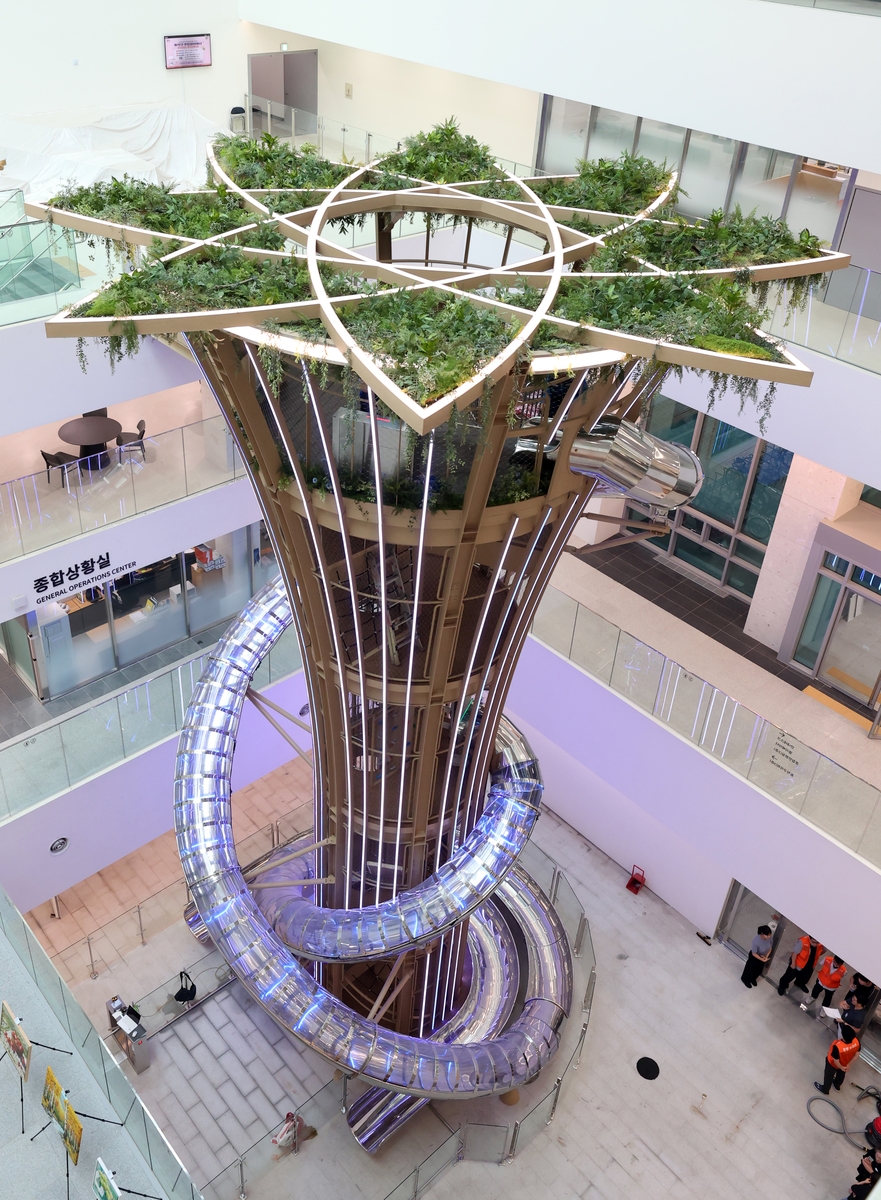 구청에서 신나게…동작구청 내부에 최장 35ｍ 미끄럼틀
yna.co.kr/view/AKR202509…