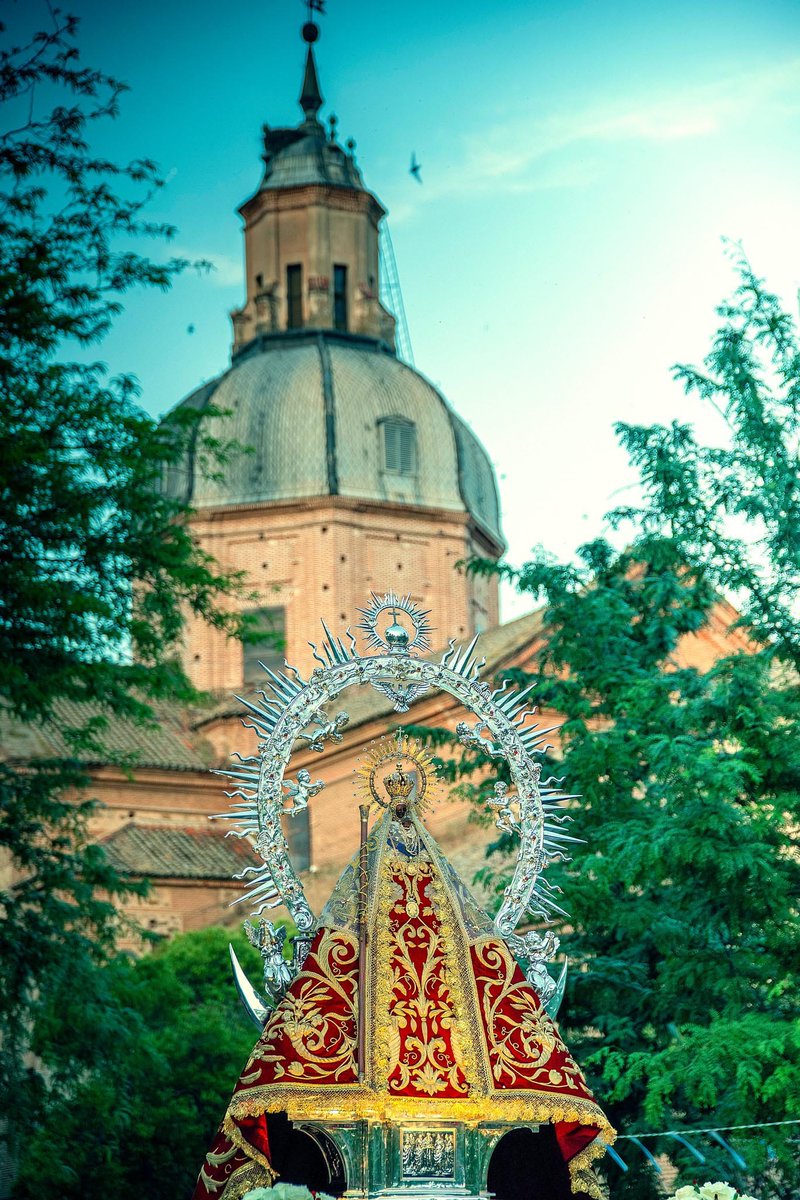 Nuestra Reina nos acompaña siempre en el camino. Hoy nos espera en la casa de todos los talaveranos, para caer rendidos a sus plantas, como sus fieles hijos.
¡Viva la Virgen del Prado!