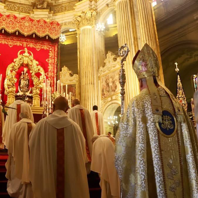 💙 Hoy Málaga celebra con devoción a su Patrona, la Virgen de la Victoria.

En esta jornada significativa, expresamos también nuestro sincero agradecimiento a D. Jesús Catalá, por sus 17 años de servicio y entrega al frente de la Diócesis de Málaga. 

#CofradiasMLG
