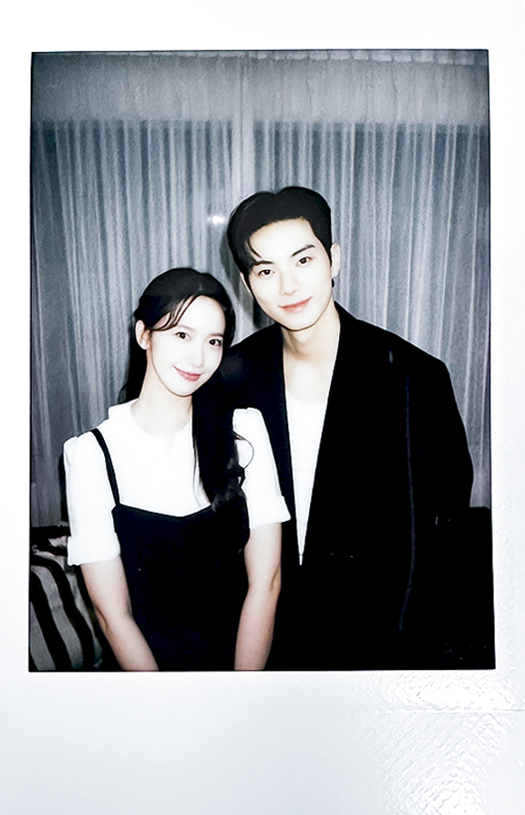 폴라로이드의 신, 폴라로이드의 권위자, 폴라로이드의 군림자
얼굴합 미슐랭 쓰리스타 ⭐⭐⭐
지영 X 이헌 폴라로이드 스캔본이 왔어요 (♡˘▿˘)*.¸.¸¸.

tvN 〈폭군의 셰프〉
[토일] 밤 9시 10분 방송

#tvN #폭군의셰프 #BonappetitYourMajesty #임윤아 #이채민 #LimYoona #LeeChaemin