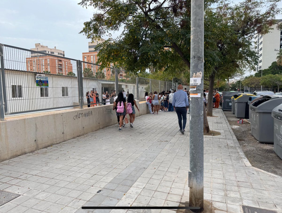 Esta es la bienvenida que han preparado <a href="/carlos_mazon_/">Carlos Mazón</a> y <a href="/BarcalaSierra/">Luis Barcala Sierra</a> al alumnado del nuevo colegio en barracones. La historia se repite siempre con el PP y la educación pública