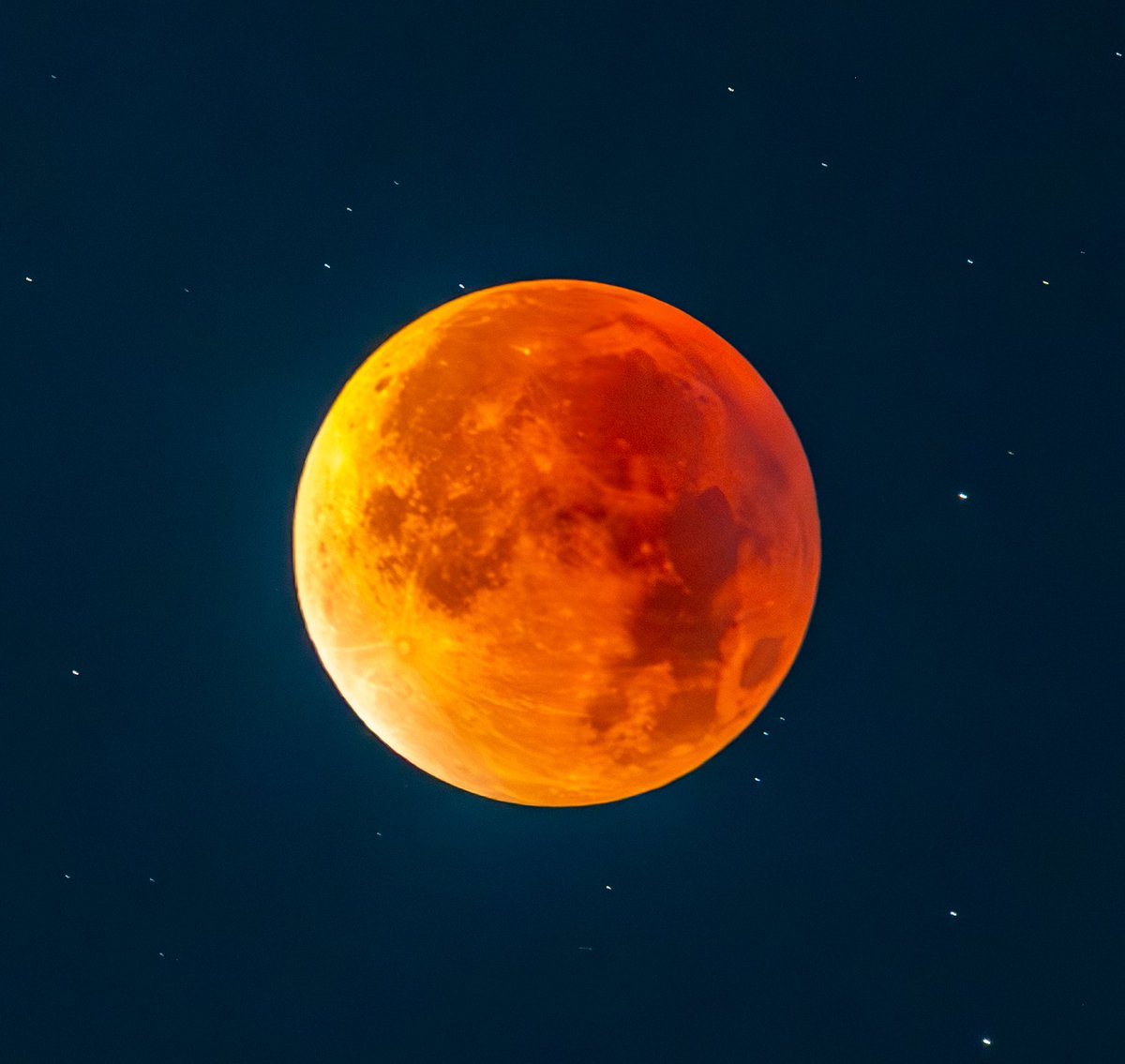 血月好看捏🥹
该上赤道仪了。。