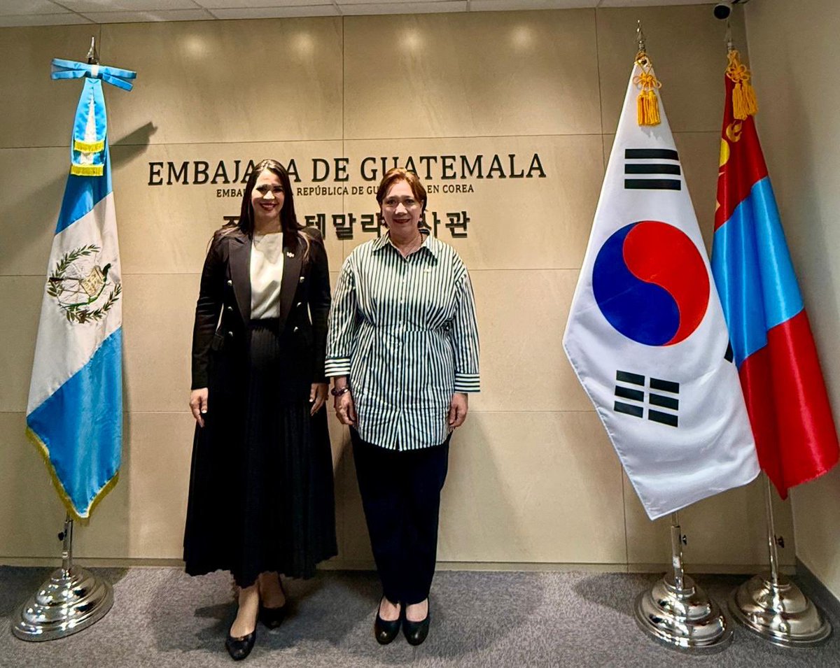 En un encuentro que fortalece los lazos de amistad y cooperación entre Guatemala y República Dominicana, la Embajadora de 🇬🇹 en Corea, S.E. Sara Solís, recibió la visita de la nueva Embajadora de 🇩🇴  S.E. Angie Shakira Martínez. Le deseamos muchos éxitos en su nueva gestión en 🇰🇷