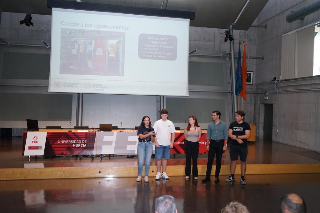 Jornada de Bienvenida de Estudiantes de nuevo ingreso de la Facultad de Economía y Empresa de la <a href="/UMU/">Universidad Murcia</a>.

Participan <a href="/Samuelbaixauli/">J. Samuel Baixauli</a> (Decano), Nuria Esteban (Vicedecana de Estudiantes y Empleabilidad) y @deleconomicas. 

Actividad del Plan Anual de Orientación curso 2025/26.