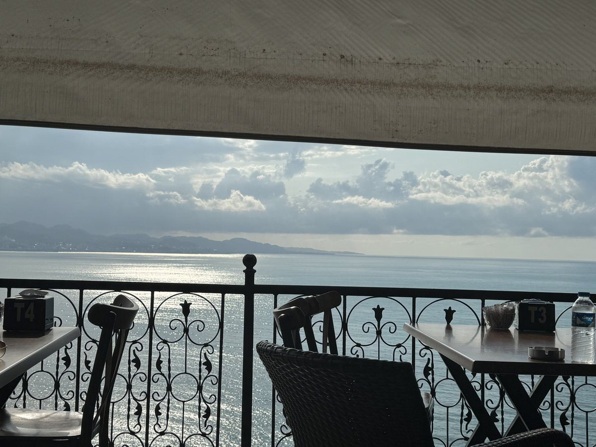 Uzaklar Diyorum Azizim,Çok Uzaklar..
Bize Uzaklar Gerek.
O Zaman Günaydın ☕️☕️☕️