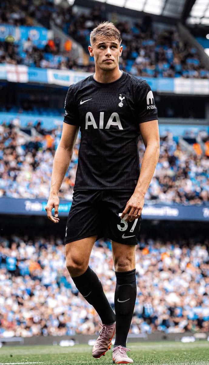 This is one of our best away kits in years ⚫️