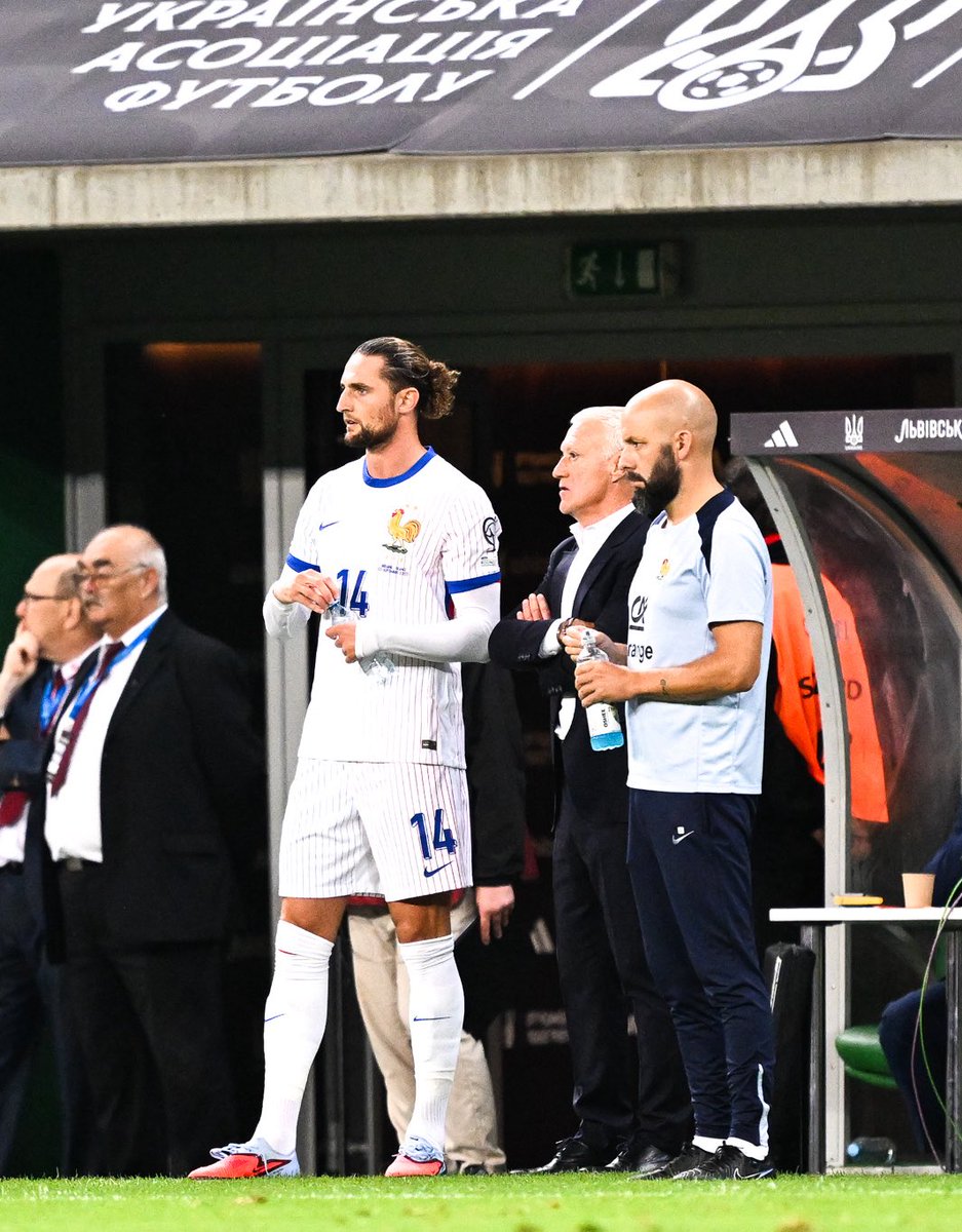_BeFootball's tweet image. 🚨 Rabiot va devoir gérer la 𝗠𝗢𝗡𝗧𝗘́𝗘 𝗘𝗡 𝗣𝗨𝗜𝗦𝗦𝗔𝗡𝗖𝗘 de Manu Koné, dont le duo avec Tchouameni a été bluffant vendredi. 🇫🇷💎 

Deschamps a rarement été aussi élogieux à l’égard d’un de ses joueurs.

Il en parle souvent comme d’un joueur “sous coté”.

(@lequipe)