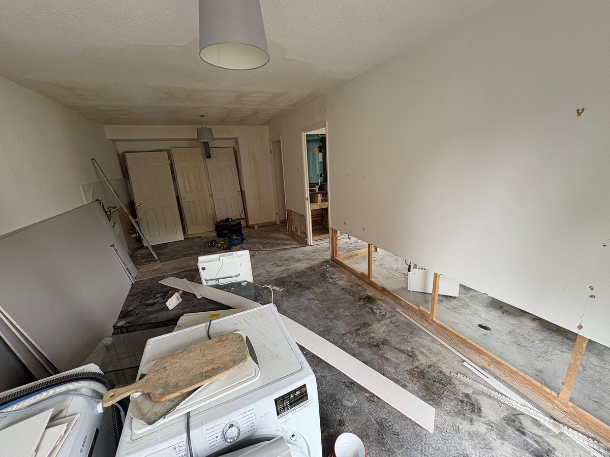 AirwavesFM1's tweet image. 🔨 Transforming Empty Homes into Fresh Starts 🏡

We’ve been busy carrying out council void works to bring this property back to life for its next tenants.

☎️ 0330 118 00 65 
📧 info@airwavesfm.co.uk 

#VoidWorks #SocialHousing #PropertyRefurbishment #CouncilHousing