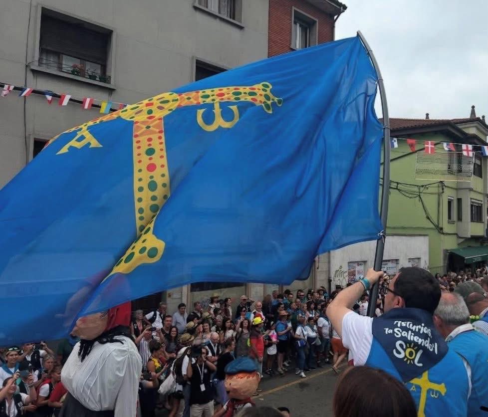Hoy es nuestro día, el de todos los hombres y mujeres que, dentro y fuera de las fronteras naturales de Asturias, amamos esta tierra.

Un día para unirnos, festejar y compartir. Para recordar nuestra historia, reivindicar nuestra identidad, cultura y lenguas y para soñar -sí,