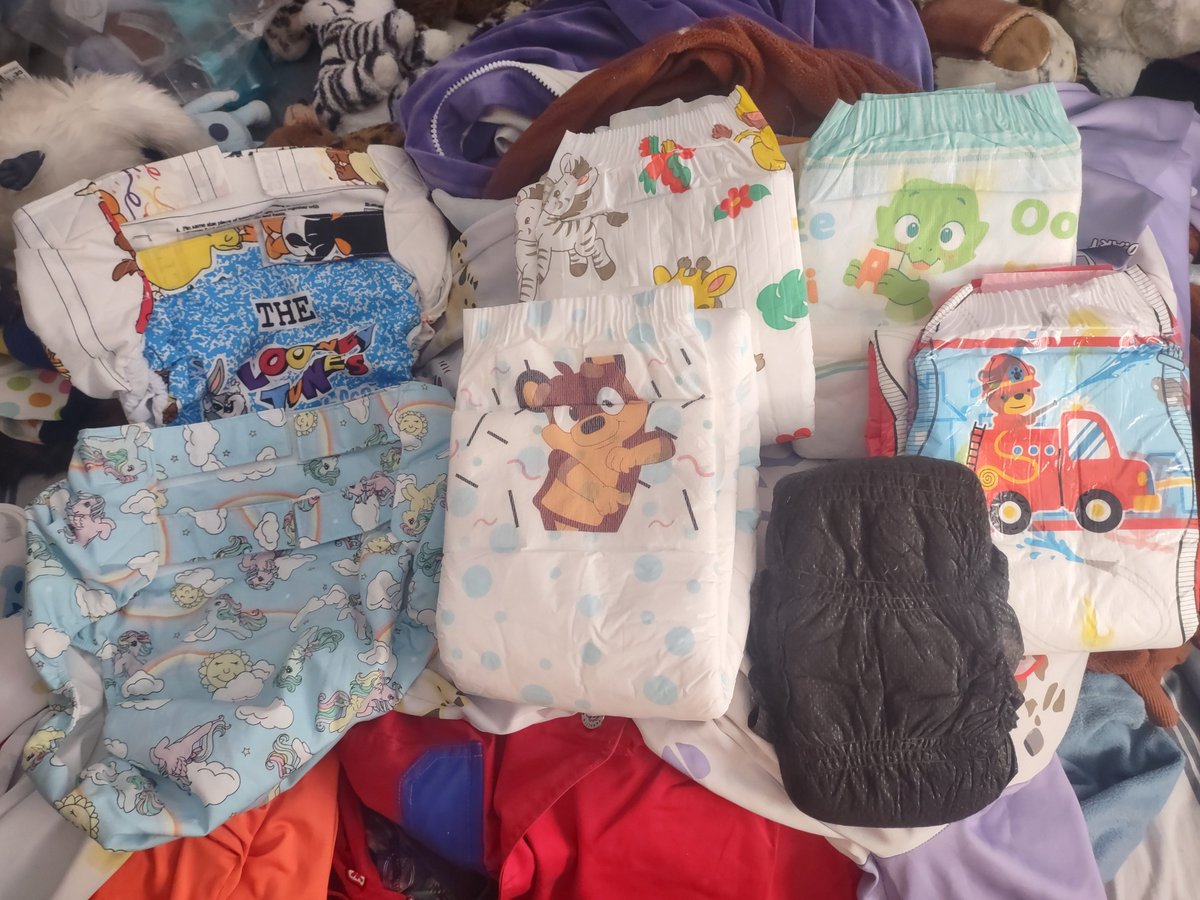 Alright who wants to put which of these diapers on me at BFC? I'm probably gonna spend most of the con in my fun space/animal undies but I'm tentatively open to getting padded.
#BFC2025 #BabyfurCon