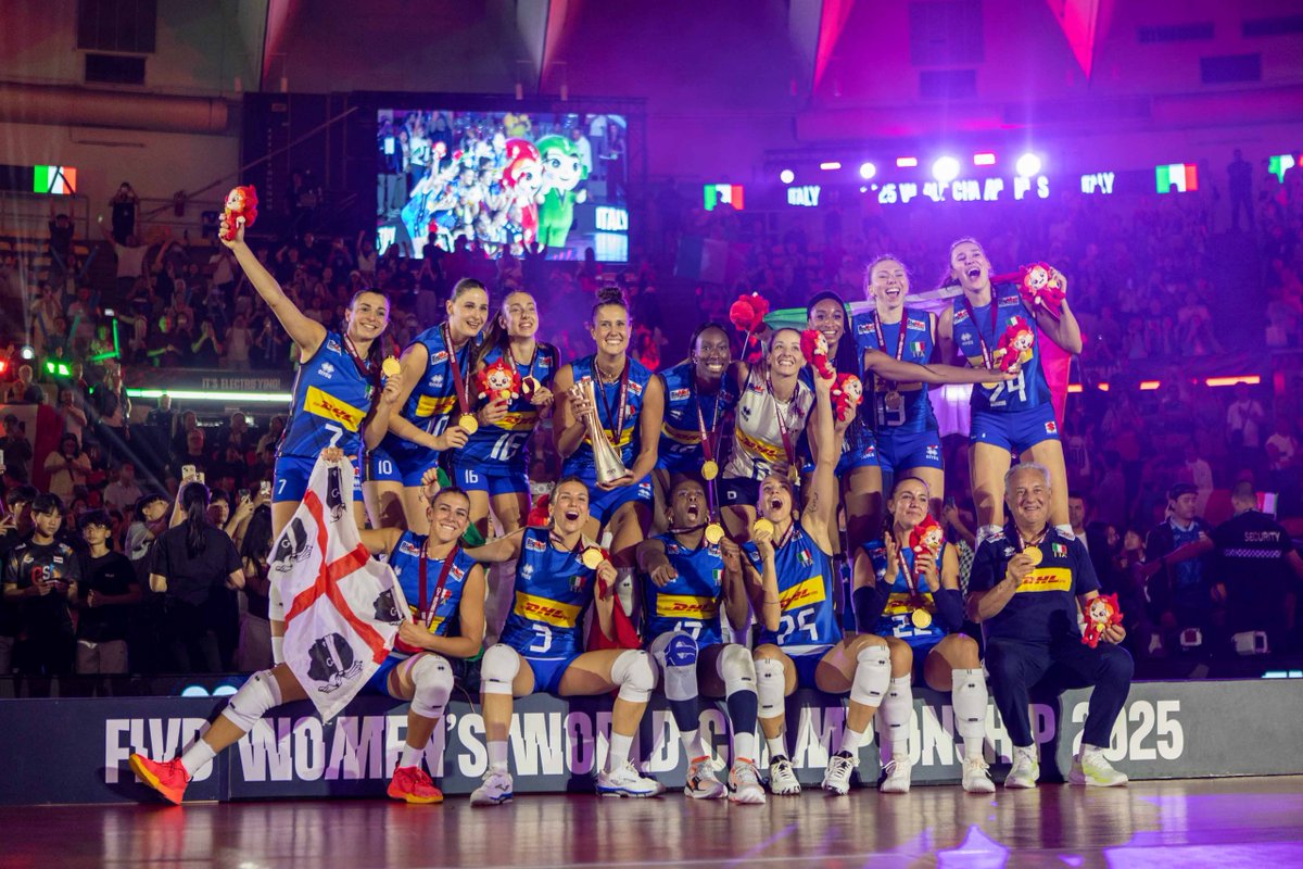 ItaliaTeam_it's tweet image. 23 anni dopo l’oro di Berlino.
Dopo sette vittorie su sette in Thailandia.
Il 36esimo trionfo consecutivo dell’Italvolley femminile è un titolo mondiale che non dimenticheremo mai. 🥹🇮🇹

Alle eroine della pallavolo va la cover della settimana e tutto il nostro amore! 
GRAZIE…