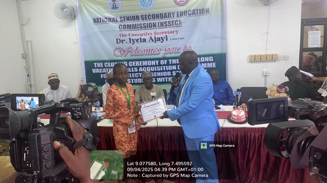 infoNSSEC's tweet photo. Presentation of certificates by representative of all the Parents, the PTA Chairman FGGC Buari, Alh. Zika Hussain Mohammed. https://t.co/mT39npc7r3