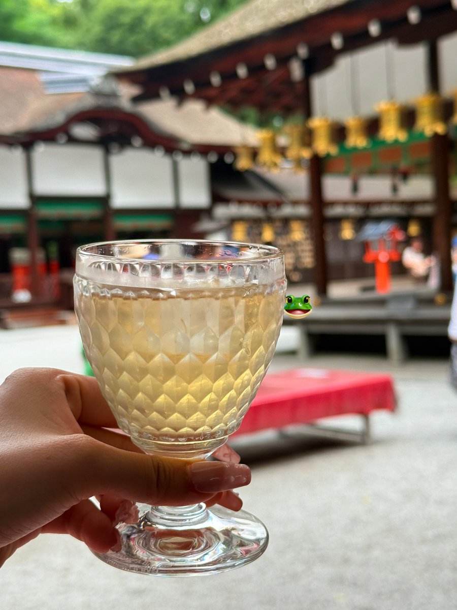 导航导的下鸭，给我干哪儿来了
中国人之来都来了
这个神社不正经
居然可以微信付钱
之前的都是要现金的
这个是女性守护和美容之类的神社
美人就喝美人水 500en
感觉就是冰镇蜂蜜水
刚坐下碰到一个漂亮妹妹在拍照
看她说中午像台湾人
对视上了我就跟她说你好漂亮哦
美人开心我也开心