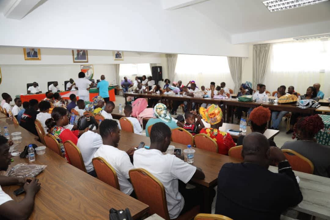 Douanes / Solidarité

 Le 6 sept. à l’École des Douanes, l’#APROD2003 a offert des kits scolaires &amp; un appui financier aux enfants de ses membres disparus.

➡️ +60 enfants issus de 30 familles soutenus pour la rentrée 2025-2026.
Un geste de mémoire, de fraternité &amp; d’espoir. ✨
