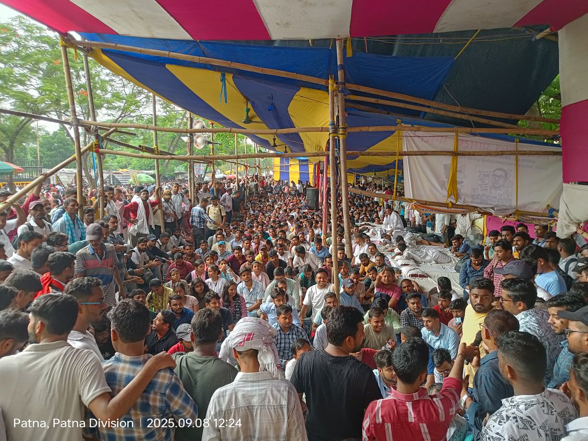 PranayManjit's tweet photo. 24वा दिन:-
#LrcPermanent

बहुत बड़े बड़े एक्टिविस्ट/सरकार/नेता लोग पलायन की बात करते है परन्तु उन चीज को रोकना कैसे है, ये पता किसी को नहीं बस जुमलेबाजी से ही सभी चीज को सुधारना । विगत 24 दिनों देश का/राज्य का भविष्य अपनी मांगों को लेकर गांधीवादी निति के तहत् अपनी मांगों के लिए बैठे है, हर एक कार्यालय, पक्ष, विपक्ष ,सरकार , सरकार के विभागीय अधिकारी, सभी के पास अपनी मांगों को लेकर गये, परन्तु किसी प्रकार की कोई सुनवाई नहीं, उसके जगह हमे विभाग के द्वारा 9000 परिवार के बच्चों को टर्मीनेट कर दिया गया।
हमारी गलती क्या है?
बिहार के होकर हमलोगों ने इंजीनियरिंग की पढ़ाई की ये गलती हमारी है?
हमलोगों परीक्षा पास कर नौकरी में आए ये गलती है?
हमारे माता पिता ने हमे उच्च शिक्षा दी ,ये गलती है?
अपने जिंदगी के महत्वपूर्ण 5साल विभाग के कार्य में दिया, हमारी ये गलती है?
हम सभी को समान अधिकार मिले उसकी बाते कही , हमारी ये गलती है?
सरकार/विभागीय अधिकारी से अनुरोध पूर्वक बस यही कहना है कि 24 दिनों से हम शांतिपूर्ण अपनी बाते रख रहे आपसे अनुरोध कर रहे है, अपने धैर्य की परीक्षा दे रहे है गांधीवादी नीति के तहत् 
 अगर हमें गांधीवादी नीति पे चलना आता है तो हमने भगत सिंह, चन्द्रशेखर आजाद, और सुभाष चंद्र बोस के द्वारा चले हुए रास्तों पे भी चलना आता है, अगर हमारा धैर्य खत्म हुआ तो ............................शायद बहुत कुछ उथल पुथल हो जाए।
@TheLallantop
@aajtak @drishtiias @ABPNews @ndtv @timesofindia @the_hindu @republic @kgs_live @rashtrapatibhvn @PMOIndia @AmitShah @nsitharaman @NitishKumar @BiharRevenue @drishtiias @RJDforIndia @RahulGandhi @JanaSenaParty @Jduonline @PrashantKishor @ravish_journo @anjanaomkashyap