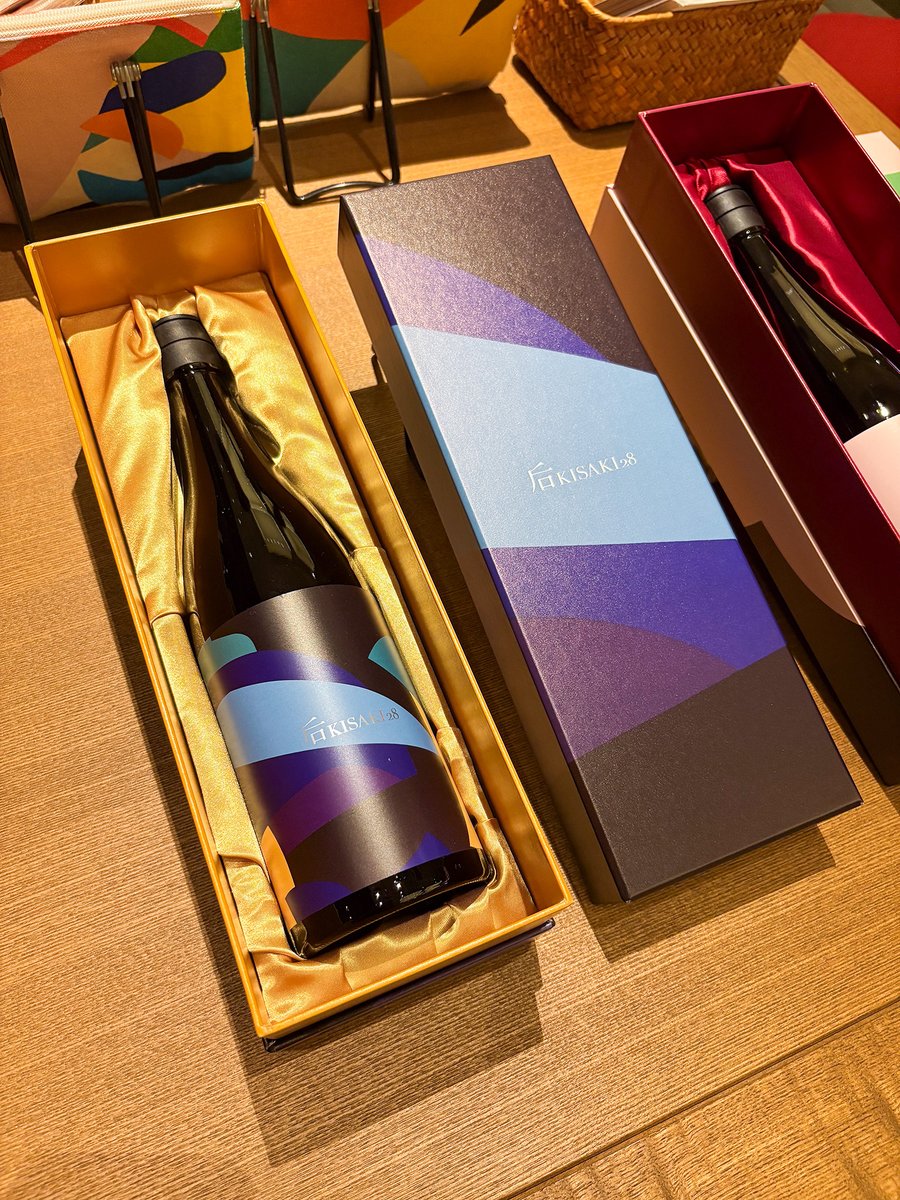 loopool_info's tweet image. 🍶✨ 吉乃友酒造 × 町山耕太郎 ✨🍶
代官山 蔦屋書店 1号館1F レジ前平台にて、コラボ日本酒「KISAKI」シリーズを展示・販売中！！
アートが酒蔵と出会ったら、こんな景色に。 
#町山耕太郎 #后 #代官山蔦屋書店