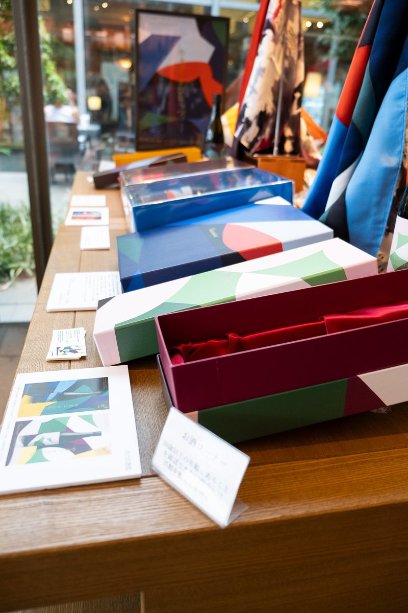 loopool_info's tweet image. 🍶✨ 吉乃友酒造 × 町山耕太郎 ✨🍶
代官山 蔦屋書店 1号館1F レジ前平台にて、コラボ日本酒「KISAKI」シリーズを展示・販売中！！
アートが酒蔵と出会ったら、こんな景色に。 
#町山耕太郎 #后 #代官山蔦屋書店