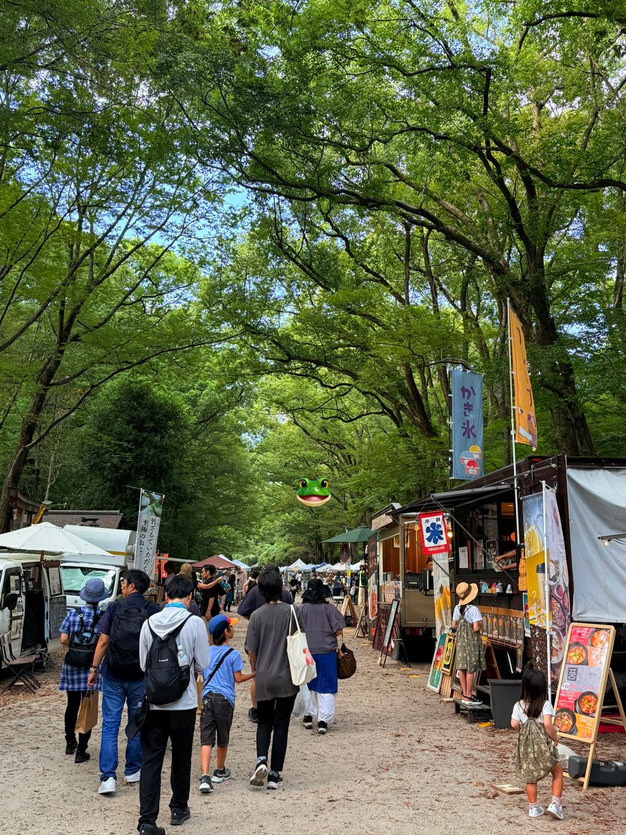 找下鸭神社的时候先看到他们的集市了
很喜欢溜达溜达太可爱了
还有小姐姐叫我免费扭扭蛋
基本全是本地人的集市
还有一个年纪一把的奶奶
专门收集大家的垃圾