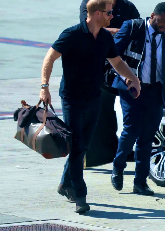 The king of England has landed 🇬🇧 
Prince Harry arriving to get some work done since those he left behind can’t be bothered with doing anything.