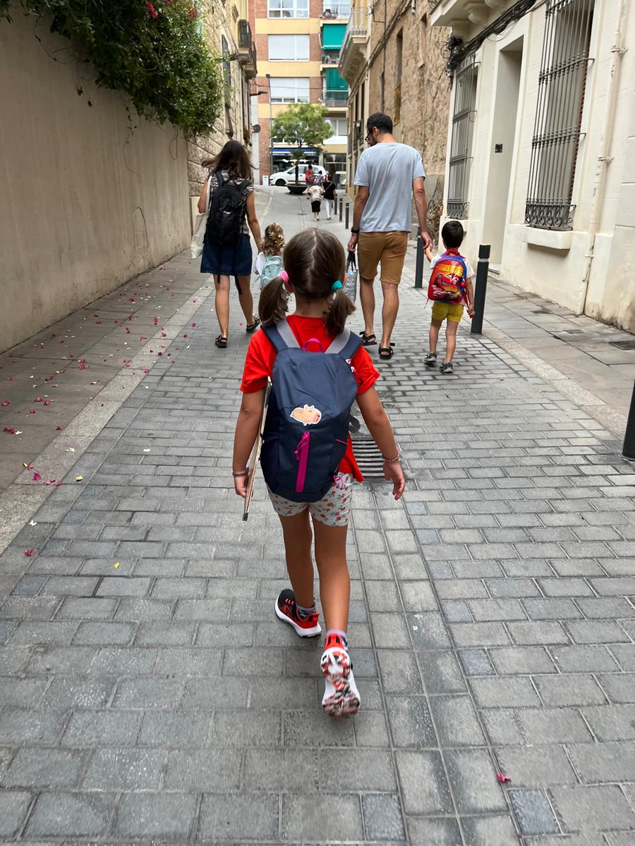 🔍Què demanen els nens i nenes a l'#escola?

Avui que arrenca un nou curs recordem que reclamen...

✨Cuidar la nostra vida a l'escola més enllà de l'#aprenentatge 

🛑Fer equip per acabar amb el #bullying 

#benestarinfància
#ParlenNensiNenes

I més...👇
institutinfancia.cat/mediateca/que-…