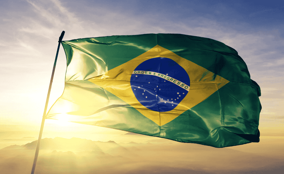 Independência não se celebra com bandeira dos outros. Pátria amada Brasil.