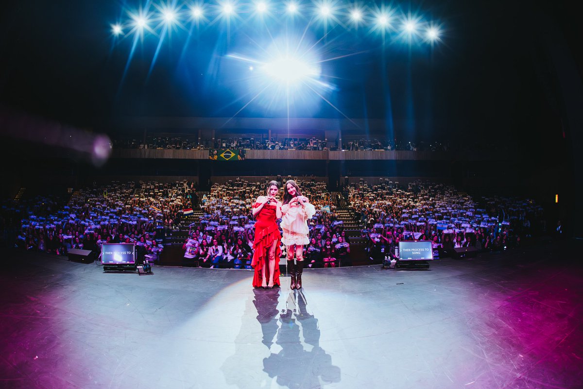 thedailybkk's tweet photo. "#ฟรีนเบคกี้" ฮอตข้ามทวีป! จัดแฟนมีต FREENBECKY 1ST FAN MEETING [LOVE SPREADS] LATAM TOUR จุดกระแสความรักทั่วละตินอเมริกา!

#FreenBeckyLatamTour
#FreenBecky1stFMinSaoPaulo
#FreenBecky1stFMinMexicoCity
#FreenBecky1stFMinLima
#S9TConcert 
#FreenBecky #ฟรีนเบค‌
#srchafreen 
#beckysangels‌

รูปเพิ่มเติม>>https://t.co/Ofvsd37rcA

กระแสความนิยมของคู่จิ้นสุดฮอตจากไทย "ฟรีนเบคกี้" ทะลุข้ามทวีป เมื่อแฟนคลับในละตินอเมริกาได้สัมผัสความน่ารักและอบอุ่นของทั้งคู่แบบใกล้ชิดในงาน "FREENBECKY 1ST FAN MEETING [LOVE SPREADS] LATAM TOUR"  โดย S9T Concert โปรโมเตอร์คอนเสิร์ตนานาชาติและแฟนมีตติ้งชั้นนำของเมืองไทย ร่วมมือกับ IDOLFACTORY เมื่อวันที่ 30 สิงหาคม – 3 กันยายน 2568 ที่จัดขึ้นอย่างยิ่งใหญ่ใน 3 ประเทศ ได้แก่ บราซิล เม็กซิโก และ เปรู ท่ามกลางเสียงกรี๊ดและบรรยากาศที่เต็มไปด้วยความรักของแฟน ๆ
สำหรับงานแฟนมีตในครั้งนี้ถือเป็นครั้งแรกของ "ฟรีน สโรชา" และ "เบคกี้ รีเบคก้า" ในโซนละตินอเมริกา ซึ่งแม้จะห่างไกลจากบ้านเกิด แต���แฟน ๆ ต่างพร้อมใจกันมาร่วมต้อนรับสองนักแสดงสาวด้วยความอบอุ่นและเปี่ยมด้วยพลังบวก บางคนเดินทางไกลหลายร้อยกิโลเมตรเพื่อมาร่วมเป็นส่วนหนึ่งของค่ำคืนแห่งความทรงจำ ภายในงาน แฟน ๆ ได้ร่วมกิจกรรมสุดพิเศษมากมาย ทั้งช่วงถาม-ตอบ เล่นเกม ร้องเพลง รับของขวัญจากศิลปิน และไฮไลต์อย่าง "Hi-Touch" ที่ทำให้แฟน ๆ ได้ใกล้ชิดกับฟรีนเบ็คกี้อย่างที่ไม่เคยมีมาก่อน ตลอดงานเต็มไปด้��ยเสียงหัวเราะ รอยยิ้ม และน้ำตาแห่งความปลาบปลื้ม
โดยบรรยากาศอบอุ่นถูกถ่ายทอดผ่านแฟนโปรเจกต์หลากหลายที่แฟนคลับชาวละตินร่วมมือกันจัดขึ้น ไม่ว่าจะเป็นคลิปวิดีโอเซอร์ไพรส์ การชูป้ายโปรเจกต์ และเสียงร้องเพลงซึ้ง ๆ ที่ทำให้ฟรีนและเบ็คกี้ถึงกับกลั้นน้ำตาไม่อยู่  "เราไม่เคยคิดว่าความรักจากทุกคนจะส่งมาถึงไกลขนาดนี้ ขอบคุณที่รักเรา และหวังว่าจะได้กลับมาที่นี่อีก" ฟรีนกล่าวบนเวทีด้วยน้ำเสียงตื้นตัน ขณะที่เบคกี้ก็กล่าวเสริมว่า "พวกคุณทำให้เรารู้สึกเหมือนอยู่บ้าน" 
การเดินสายแฟนมีต "FREENBECKY 1ST FAN MEETING [LOVE SPREADS] LATAM TOUR"ในทวีปอเมริกาใต้ไม่เพียงแต่เป็นการพบปะแฟนคลับ แต่ยังเป็นการพิสูจน์ให้เห็นถึงอิทธิพลของศิลปินไทยในระดับโลก คู่ของฟรีนเบ็คกี้ซึ่งแจ้งเกิดจากซีรีส์ GAP the series กำลังขยายฐานแฟนอย่างต่อเนื่องในหลายประเทศ ด้วยเสน่ห์ ควา��เป็นธรรมชาติ และเคมีที่เข้ากันอย่างลงตัว
ทั้งนี้กระแสบนโซเชียลมีเดียหลังจบงานยิ่งตอกย้ำความสำเร็จติดเทรนด์ X (Twitter) ในหลายประเทศ แฟน ๆ ต่างแชร์ภาพ คลิป และข้อความแห่งความประทับใจ พร้อมเรียกร้องให้มีทัวร์ในเมืองอื่น ๆ ของละตินอเมริกาเพิ่มเติม ความสำเร็จของงาน "FREENBECKY 1ST FAN MEETING [LOVE SPREADS] LATAM TOUR" ไม่เพียงแต่ตอกย้ำพลังของ "ฟรีนเบคกี้" แต่ยังสะท้อนถึงศักยภาพของศิลปินไทยในการเ���ื่อมโยงหัวใจคนทั่วโลกด้วยความรักอย่างแท้จริง