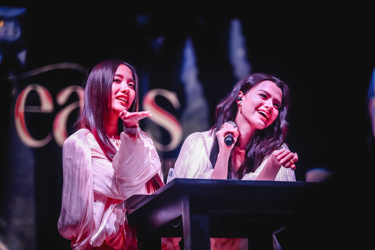 thedailybkk's tweet photo. "#ฟรีนเบคกี้" ฮอตข้ามทวีป! จัดแฟนมีต FREENBECKY 1ST FAN MEETING [LOVE SPREADS] LATAM TOUR จุดกระแสความรักทั่วละตินอเมริกา!

#FreenBeckyLatamTour
#FreenBecky1stFMinSaoPaulo
#FreenBecky1stFMinMexicoCity
#FreenBecky1stFMinLima
#S9TConcert 
#FreenBecky #ฟรีนเบค‌
#srchafreen 
#beckysangels‌

รูปเพิ่มเติม>>https://t.co/Ofvsd37rcA

กระแสความนิยมของคู่จิ้นสุดฮอตจากไทย "ฟรีนเบคกี้" ทะลุข้ามทวีป เมื่อแฟนคลับในละตินอเมริกาได้สัมผัสความน่ารักและอบอุ่นของทั้งคู่แบบใกล้ชิดในงาน "FREENBECKY 1ST FAN MEETING [LOVE SPREADS] LATAM TOUR"  โดย S9T Concert โปรโมเตอร์คอนเสิร์ตนานาชาติและแฟนมีตติ้งชั้นนำของเมืองไทย ร่วมมือกับ IDOLFACTORY เมื่อวันที่ 30 สิงหาคม – 3 กันยายน 2568 ที่จัดขึ้นอย่างยิ่งใหญ่ใน 3 ประเทศ ได้แก่ บราซิล เม็กซิโก และ เปรู ท่ามกลางเสียงกรี๊ดและบรรยากาศที่เต็มไปด้วยความรักของแฟน ๆ
สำหรับงานแฟนมีตในครั้งนี้ถือเป็นครั้งแรกของ "ฟรีน สโรชา" และ "เบคกี้ รีเบคก้า" ในโซนละตินอเมริกา ซึ่งแม้จะห่างไกลจากบ้านเกิด แต���แฟน ๆ ต่างพร้อมใจกันมาร่วมต้อนรับสองนักแสดงสาวด้วยความอบอุ่นและเปี่ยมด้วยพลังบวก บางคนเดินทางไกลหลายร้อยกิโลเมตรเพื่อมาร่วมเป็นส่วนหนึ่งของค่ำคืนแห่งความทรงจำ ภายในงาน แฟน ๆ ได้ร่วมกิจกรรมสุดพิเศษมากมาย ทั้งช่วงถาม-ตอบ เล่นเกม ร้องเพลง รับของขวัญจากศิลปิน และไฮไลต์อย่าง "Hi-Touch" ที่ทำให้แฟน ๆ ได้ใกล้ชิดกับฟรีนเบ็คกี้อย่างที่ไม่เคยมีมาก่อน ตลอดงานเต็มไปด้��ยเสียงหัวเราะ รอยยิ้ม และน้ำตาแห่งความปลาบปลื้ม
โดยบรรยากาศอบอุ่นถูกถ่ายทอดผ่านแฟนโปรเจกต์หลากหลายที่แฟนคลับชาวละตินร่วมมือกันจัดขึ้น ไม่ว่าจะเป็นคลิปวิดีโอเซอร์ไพรส์ การชูป้ายโปรเจกต์ และเสียงร้องเพลงซึ้ง ๆ ที่ทำให้ฟรีนและเบ็คกี้ถึงกับกลั้นน้ำตาไม่อยู่  "เราไม่เคยคิดว่าความรักจากทุกคนจะส่งมาถึงไกลขนาดนี้ ขอบคุณที่รักเรา และหวังว่าจะได้กลับมาที่นี่อีก" ฟรีนกล่าวบนเวทีด้วยน้ำเสียงตื้นตัน ขณะที่เบคกี้ก็กล่าวเสริมว่า "พวกคุณทำให้เรารู้สึกเหมือนอยู่บ้าน" 
การเดินสายแฟนมีต "FREENBECKY 1ST FAN MEETING [LOVE SPREADS] LATAM TOUR"ในทวีปอเมริกาใต้ไม่เพียงแต่เป็นการพบปะแฟนคลับ แต่ยังเป็นการพิสูจน์ให้เห็นถึงอิทธิพลของศิลปินไทยในระดับโลก คู่ของฟรีนเบ็คกี้ซึ่งแจ้งเกิดจากซีรีส์ GAP the series กำลังขยายฐานแฟนอย่างต่อเนื่องในหลายประเทศ ด้วยเสน่ห์ ควา��เป็นธรรมชาติ และเคมีที่เข้ากันอย่างลงตัว
ทั้งนี้กระแสบนโซเชียลมีเดียหลังจบงานยิ่งตอกย้ำความสำเร็จติดเทรนด์ X (Twitter) ในหลายประเทศ แฟน ๆ ต่างแชร์ภาพ คลิป และข้อความแห่งความประทับใจ พร้อมเรียกร้องให้มีทัวร์ในเมืองอื่น ๆ ของละตินอเมริกาเพิ่มเติม ความสำเร็จของงาน "FREENBECKY 1ST FAN MEETING [LOVE SPREADS] LATAM TOUR" ไม่เพียงแต่ตอกย้ำพลังของ "ฟรีนเบคกี้" แต่ยังสะท้อนถึงศักยภาพของศิลปินไทยในการเ���ื่อมโยงหัวใจคนทั่วโลกด้วยความรักอย่างแท้จริง