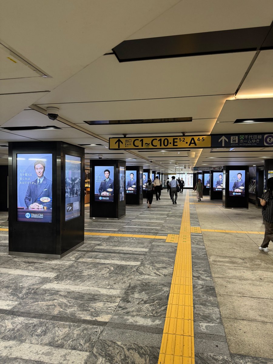 dinersjp's tweet image. 本日開始！
東京メトロ全線の各車両内の一部、大手町駅デジタルサイネージ、阪急電鉄大阪梅田駅エスカレーター壁面に #長谷川博己 さん出演の #ダイナースクラブ 新広告を9月14日（日）まで掲出中。ぜひご覧ください！
※駅および駅係員へのお問い合わせはご遠慮ください
#クレジットカード