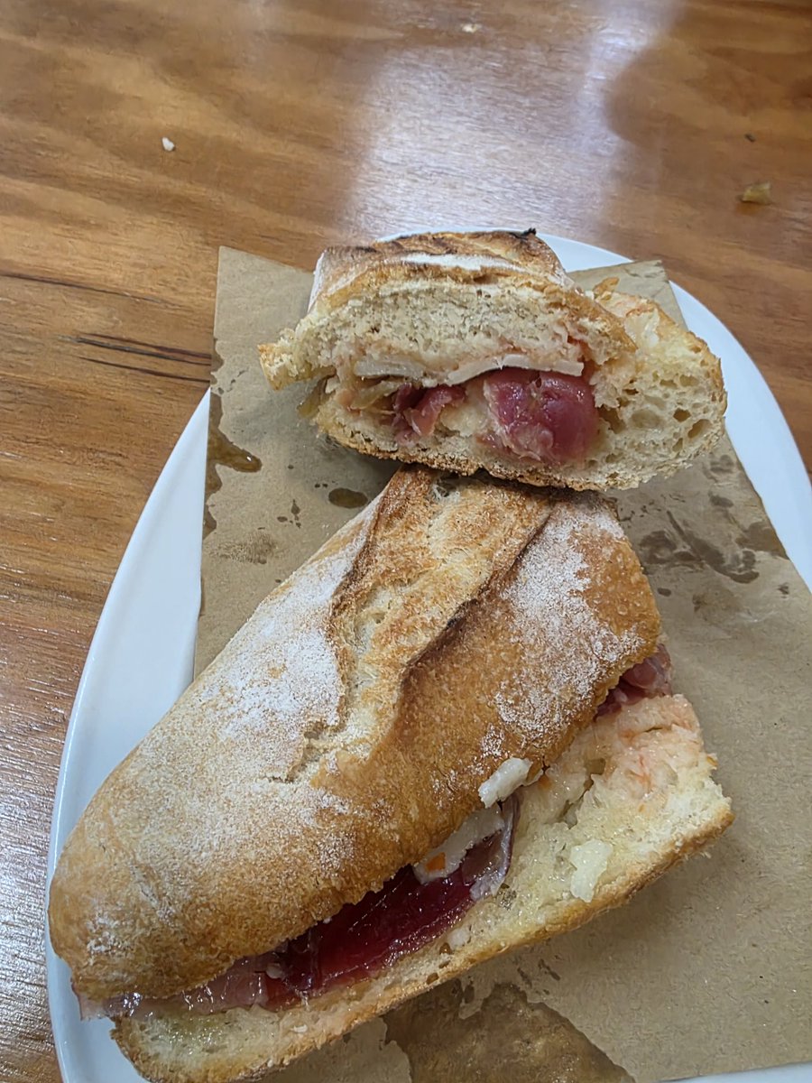 Bon dia per avui entrepà de pernil salat amb formatge sec i ceba confitada.  Salut <a href="/DO_sants/">D.O. Sants</a> #entrepadeldia