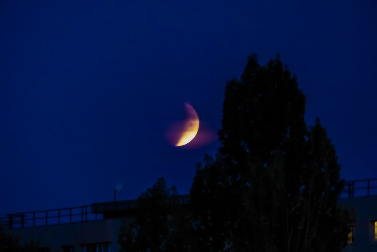 iancuionut's tweet image. #Eclipsa de lună văzută din #București și un apus superb.