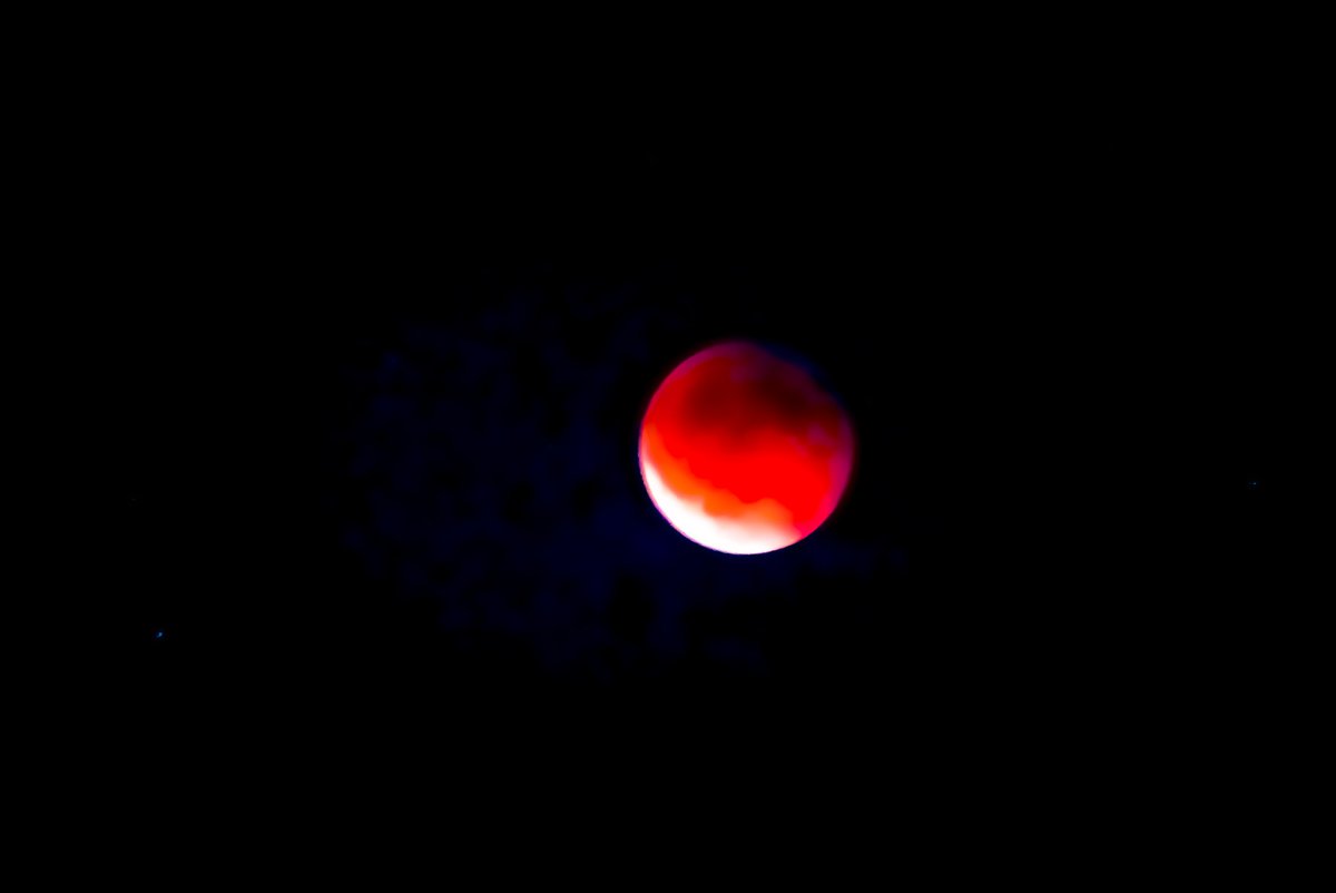 iancuionut's tweet image. #Eclipsa de lună văzută din #București și un apus superb.