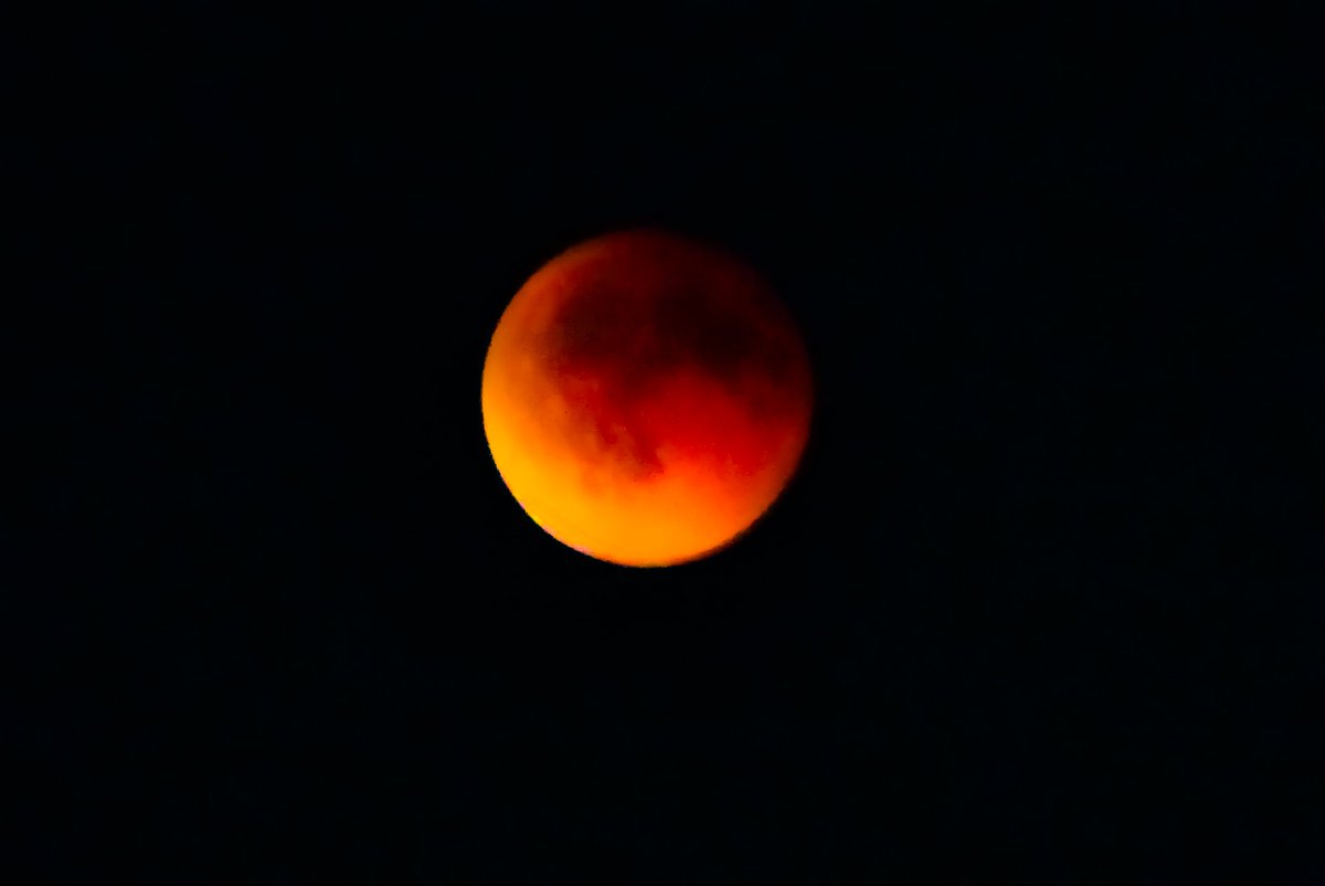 iancuionut's tweet image. #Eclipsa de lună văzută din #București și un apus superb.