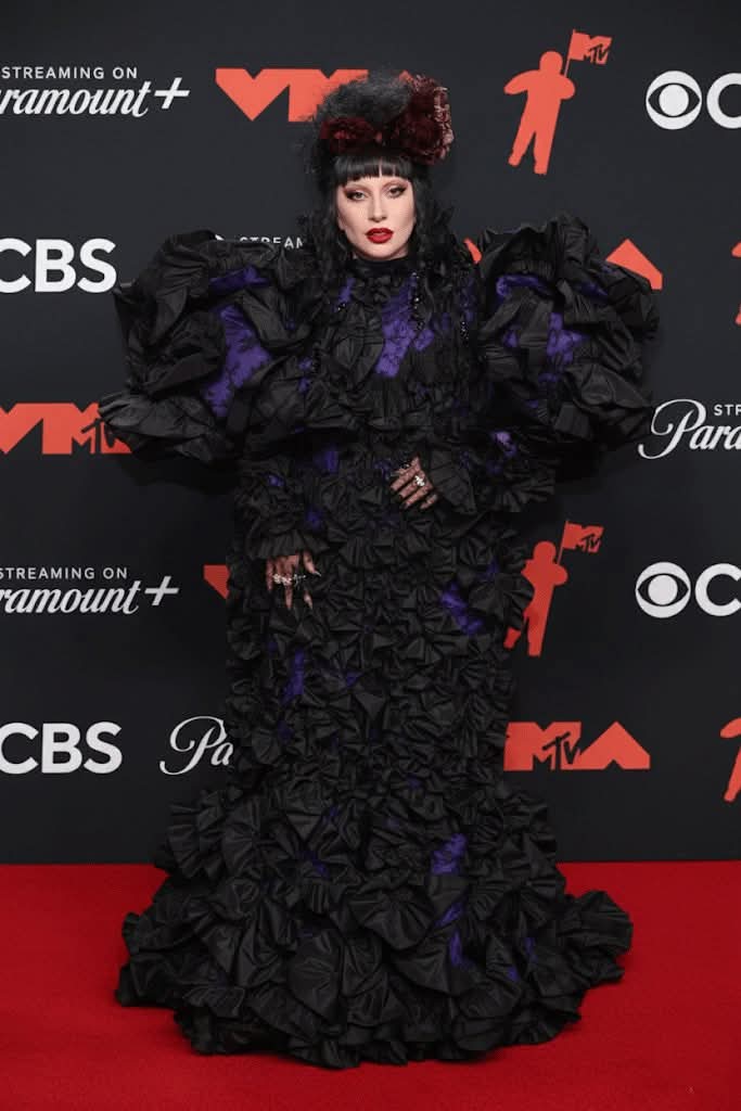 RevistaSOONCol's tweet image. 🎤 La moda y la música se unen en una sola pasarela 🔥🎶. Así brillaron las celebridades en la alfombra roja de los MTV VMAs 2025, donde cada look fue tan impactante como las presentaciones que veremos esta noche. 👗👠💎
#VMAs
#reposr #MTV